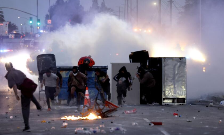 Los Angeles: Des heurts entre la policiers et les manifestants après l’arrestation de travailleurs immigrés