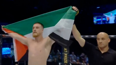 المقاتل الإيرلندي بادي مكوري يسدد لكماته القوية لمنافسه الإسرائيلي وهو يهتف "الحرية لفلسطين"