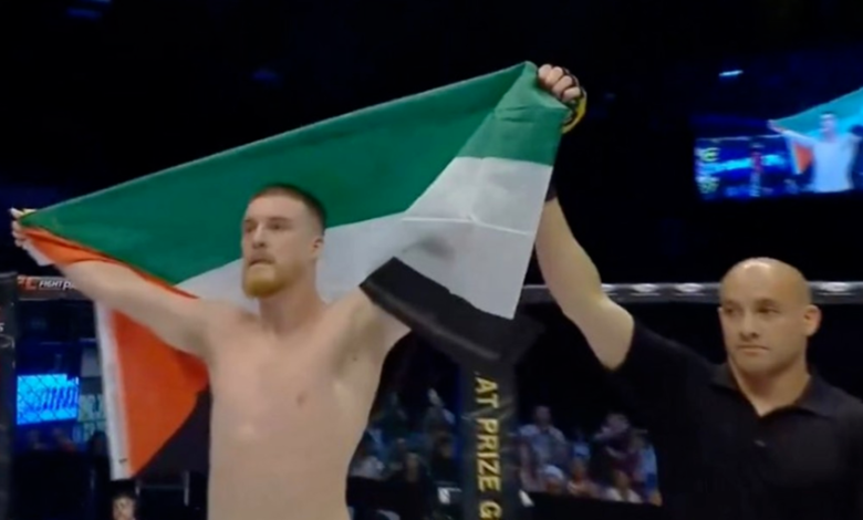 المقاتل الإيرلندي بادي مكوري يسدد لكماته القوية لمنافسه الإسرائيلي وهو يهتف "الحرية لفلسطين"