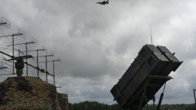 واشنطن تعلّق شحنات الأسلحة إلى أوكرانيا