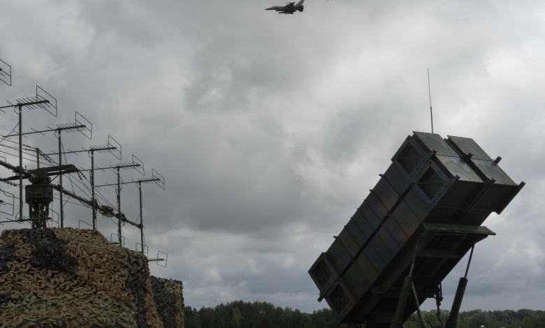 واشنطن تعلّق شحنات الأسلحة إلى أوكرانيا